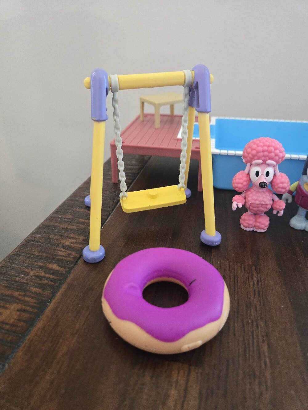 Bluey & Friends Pool Play Set - Picture 2 of 14